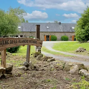  Hébergement de vacances Domaine De La Blanche Hermine
